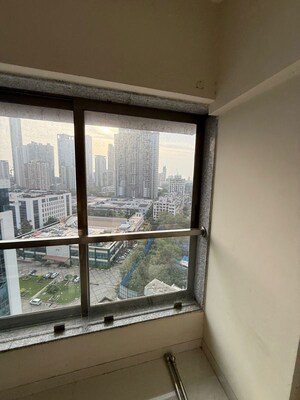 Room in 4 BHK Apartment at Darshan Rico, Lower Parel – for Rent