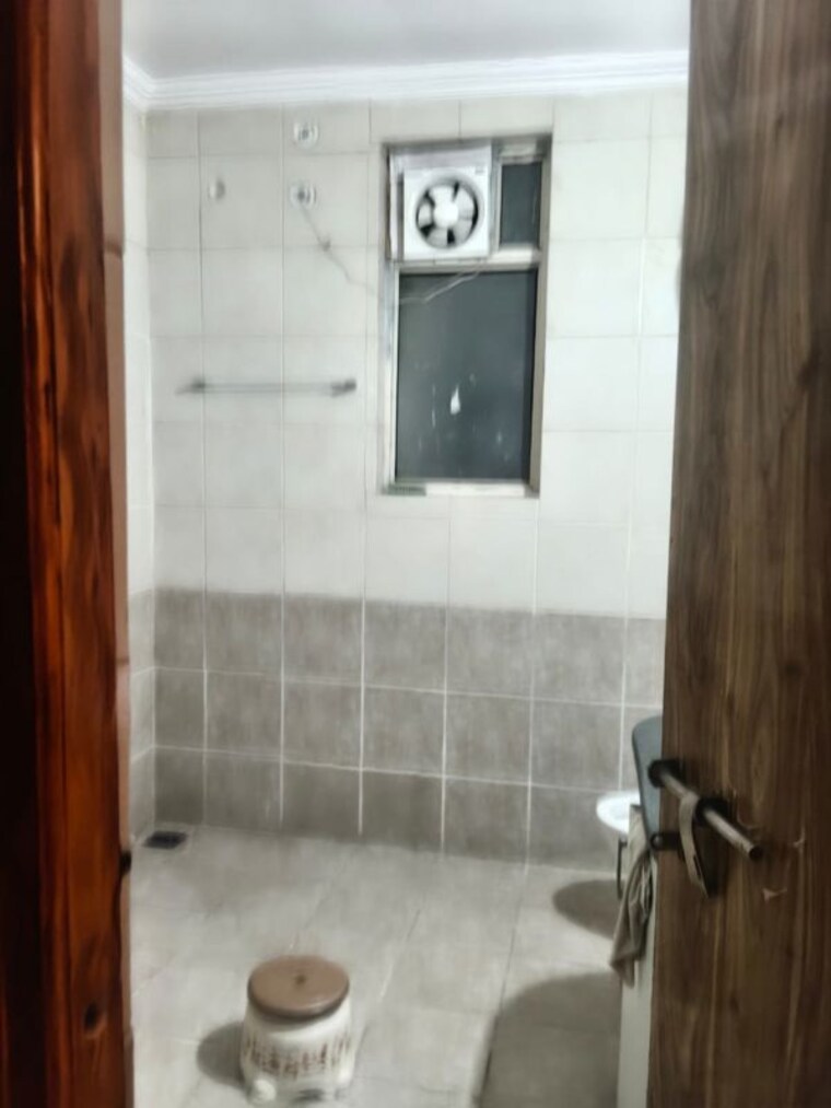 Bathroom, gomti nagar 3 Bedroom 1890 Sq.Ft. Apartment In Gomti Nagar Lucknow 9749883