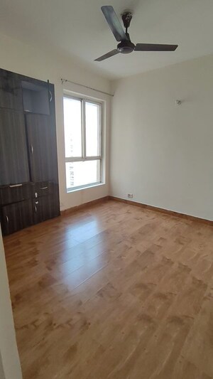 Room in 3 BHK Apartment at Jaypee Greens Kosmos, Sector 134 – for Rent