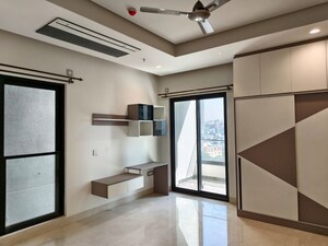 Room in 4 BHK Apartment at Brigade No 7, Banjara Hills – for Rent