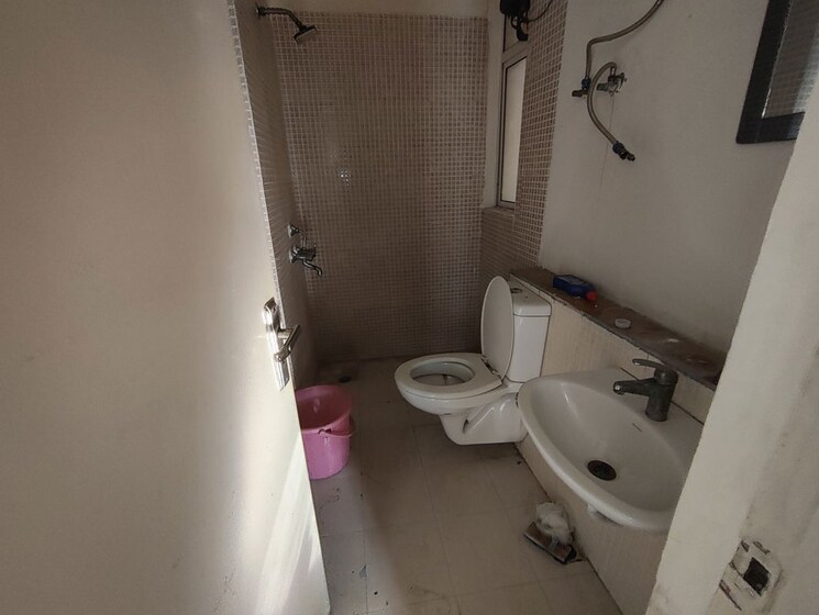 Bathroom, jaypee-greens-kosmos 2 Bedroom 950 Sq.Ft. Apartment In Sector 134 Noida 9749948