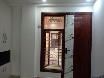 Room in 3 BHK Builder Floor at Dwarka Mor – for Sale
