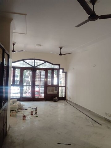 Room in 3 BHK Builder Floor at Sarvodaya Enclave – for Rent
