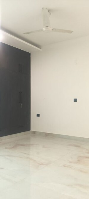 Room in 4 BHK Builder Floor at Kailash Colony – for Sale