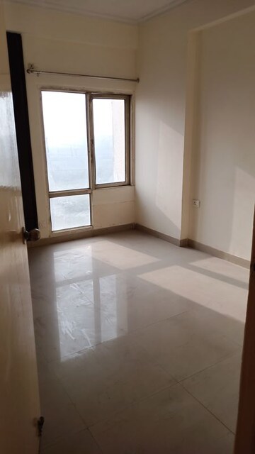 Room in 2 BHK Apartment at Antriksh Golf View, Sector 78 – for Rent