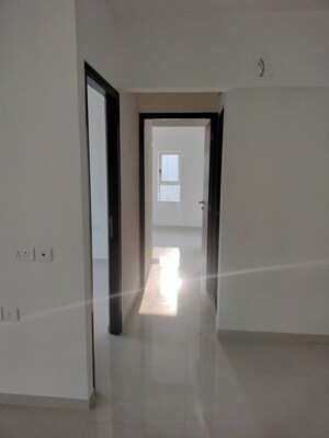 Room in 2 BHK Apartment at Lodha Amara, Kolshet Road – for Rent