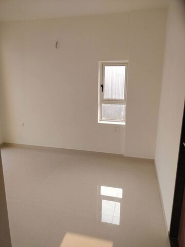 Room in 2 BHK Apartment at Lodha Amara, Kolshet Road – for Rent