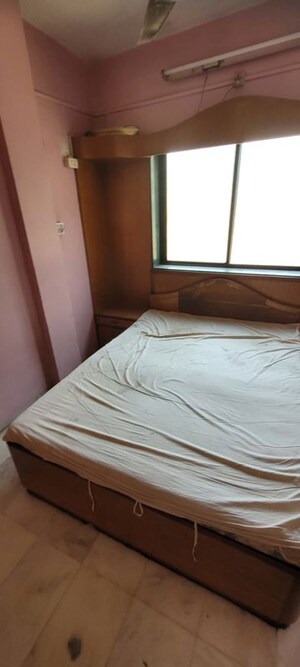 Bedroom in 3.5 BHK Apartment at Ganesh Peth – for Rent