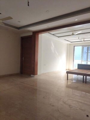 Room in 4 BHK Builder Floor at Sector 52 – for Rent