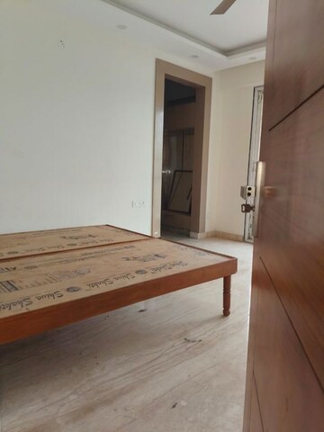 Room in 4 BHK Builder Floor at Sector 52 – for Rent