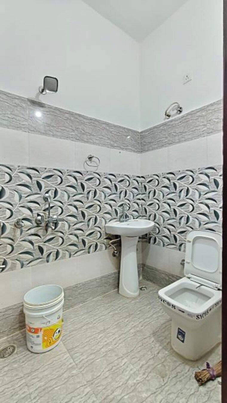 Bathroom, kharar mohali road 2 Bedroom 980 Sq.Ft. Apartment In Kharar Mohali Road Kharar 9750301