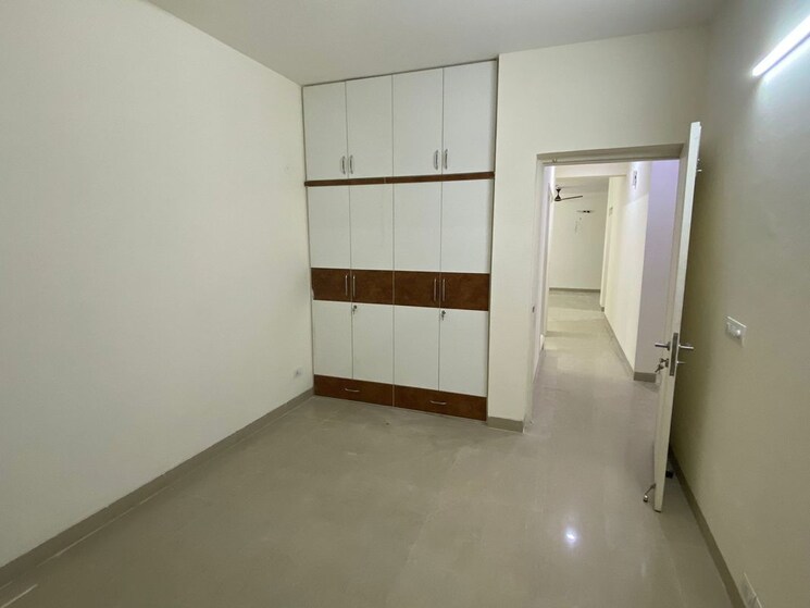 Room, emaar-emerald-estate 2.5 Bedroom 1100 Sq.Ft. Apartment In Sector 65 Gurgaon 9750303