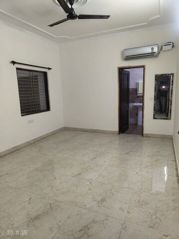 Room in 4 BHK Apartment at DLF Trinity Towers, Dlf Phase V – for Sale