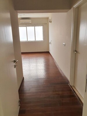 Room in 4 BHK Apartment at DLF The Wellington Estate, Dlf Phase V – for Sale