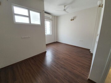 Room in 4 BHK Apartment at DLF The Wellington Estate, Dlf Phase V – for Sale