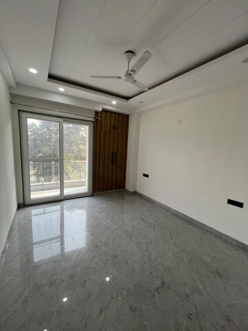 Room in 3 BHK Builder Floor at Sector 38 – for Rent