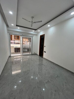 Room in 3 BHK Builder Floor at Sector 38 – for Rent