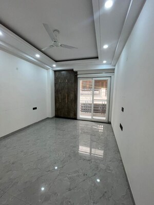 Room in 3 BHK Builder Floor at Sector 38 – for Rent
