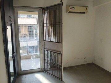 Room in 3 BHK Apartment at Ansal API Esencia, Sector 67 – for Rent