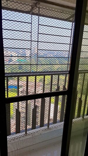 Room in 2 BHK Apartment at Dynamic Crest, Shilphata – for Rent