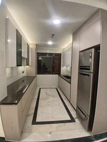 Building Lobby in 3 BHK Builder Floor at Unitech South City 1, South City 1 – for Rent