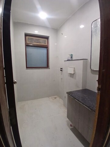 Bathroom in 3 BHK Builder Floor at Unitech South City 1, South City 1 – for Rent