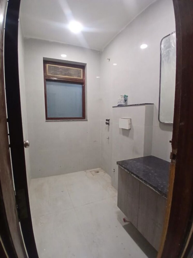 Bathroom, unitech-south-city-1 3 Bedroom 2200 Sq.Ft. Builder Floor In South City 1 Gurgaon 9750405