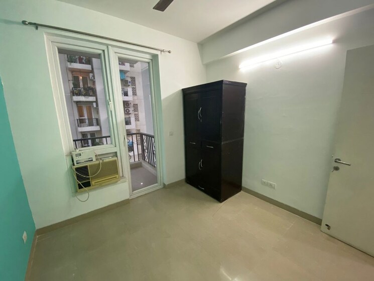 Room, emaar-emerald-estate 3.5 Bedroom 1400 Sq.Ft. Apartment In Sector 65 Gurgaon 9750506