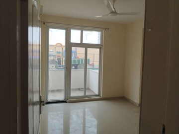 Room in 3 BHK Apartment at Omaxe The Palace, Gomti Nagar – for Rent