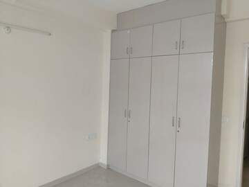 Room in 3 BHK Apartment at Omaxe The Palace, Gomti Nagar – for Rent