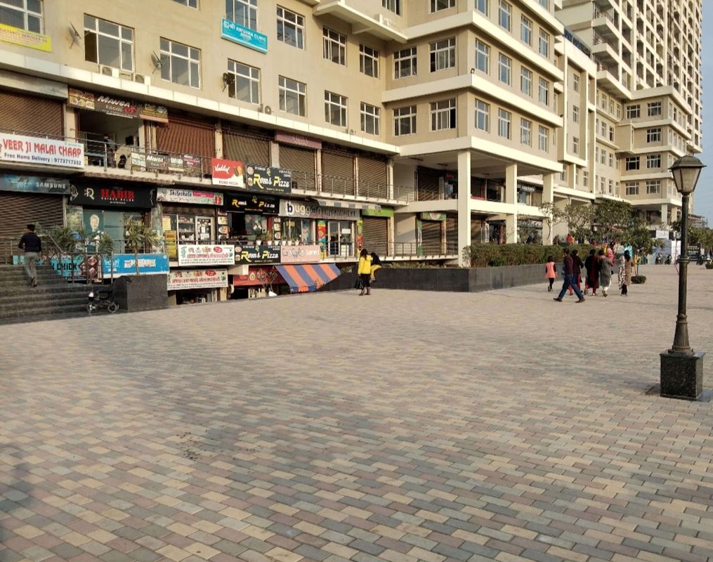 Retail Shop For Sale in Paramount Golfforeste