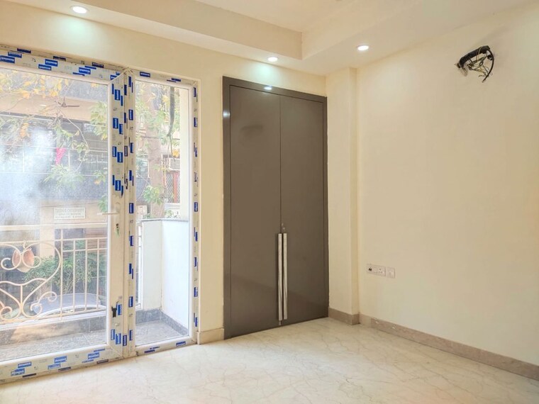 Room, east of kailash 3 Bedroom 1200 Sq.Ft. Builder Floor In East Of Kailash Delhi 9750698