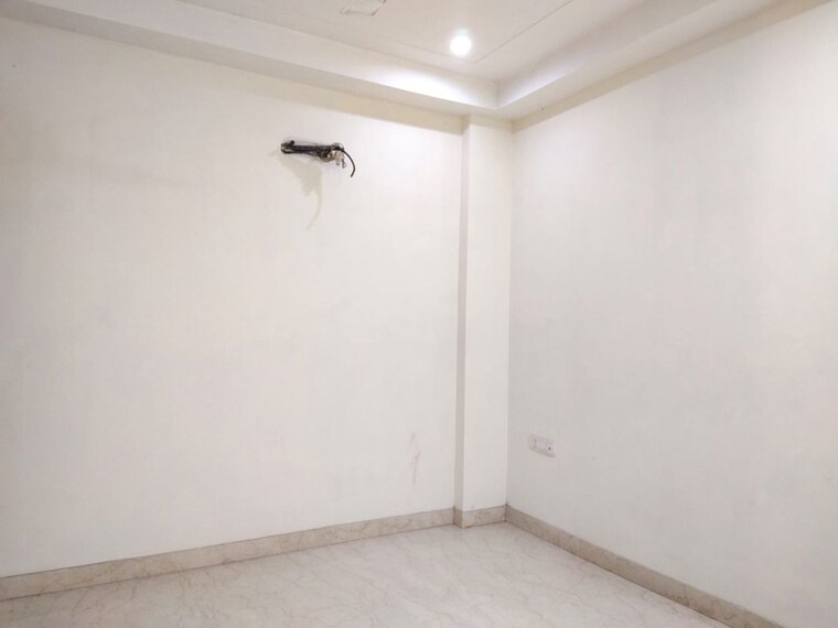 Room, east of kailash 3 Bedroom 1200 Sq.Ft. Builder Floor In East Of Kailash Delhi 9750698