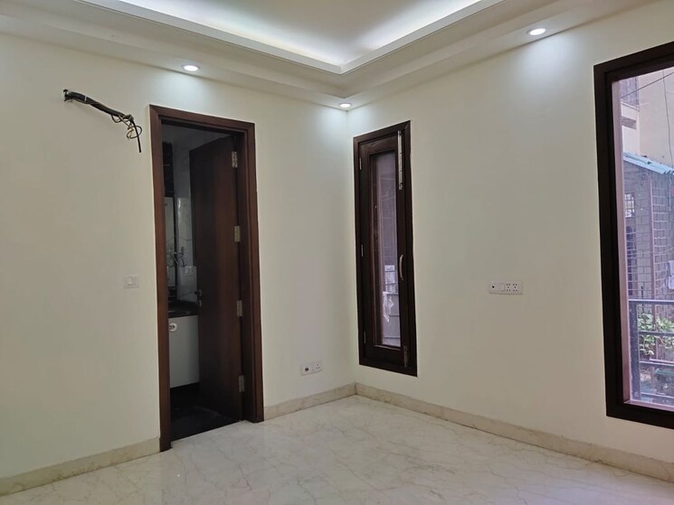 Room, east of kailash 3 Bedroom 1200 Sq.Ft. Builder Floor In East Of Kailash Delhi 9750698