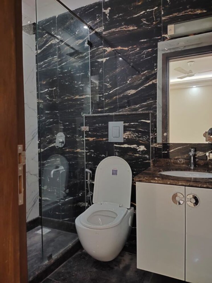 Bathroom, east of kailash 3 Bedroom 1200 Sq.Ft. Builder Floor In East Of Kailash Delhi 9750698
