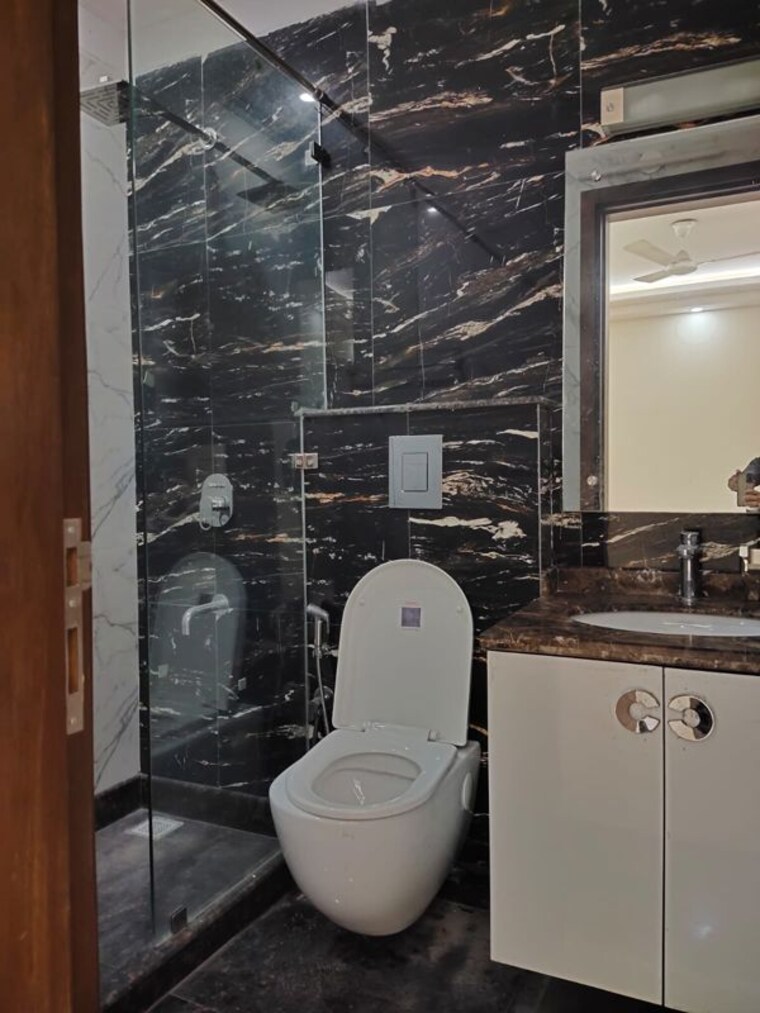 Bathroom, east of kailash 3 Bedroom 1200 Sq.Ft. Builder Floor In East Of Kailash Delhi 9750698