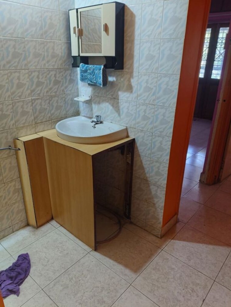 Bathroom, abhishekh-apartment-happy-colony 2 Bedroom 950 Sq.Ft. Apartment In Kothrud Pune 9750910