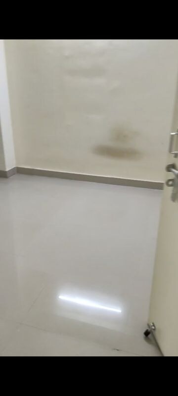 Room in 2 BHK Apartment at Conscient Habitat 78, Sector 78 – for Rent