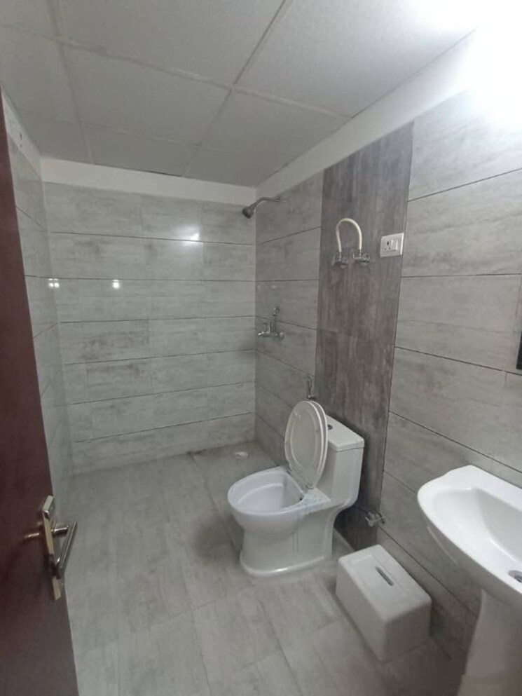 Bathroom, gulshan-bellina 2 Bedroom 1020 Sq.Ft. Apartment In Sector 16 Greater Noida Greater Noida 9577183
