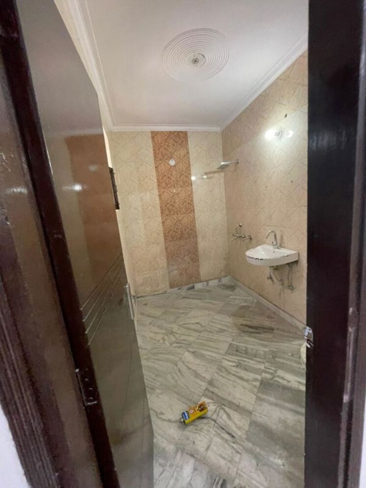Bathroom, green fields colony 3 Bedroom 190 Sq.Yd. Builder Floor In Green Fields Colony Faridabad 9751023