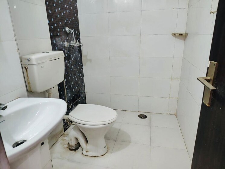 Bathroom, prateek-grand-city 2 Bedroom 970 Sq.Ft. Apartment In Siddharth Vihar Ghaziabad 9751068