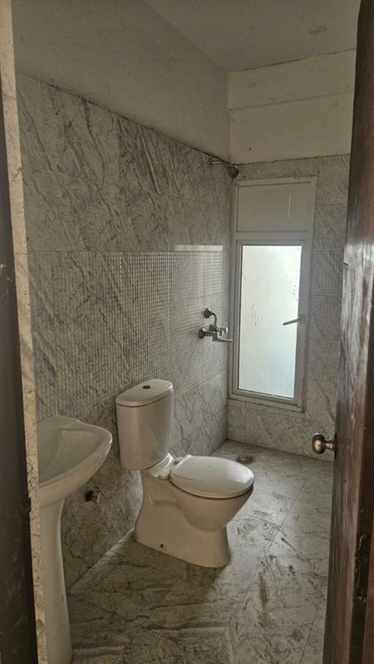 Bathroom, prateek-grand-city 3 Bedroom 983 Sq.Ft. Apartment In Siddharth Vihar Ghaziabad 9751178