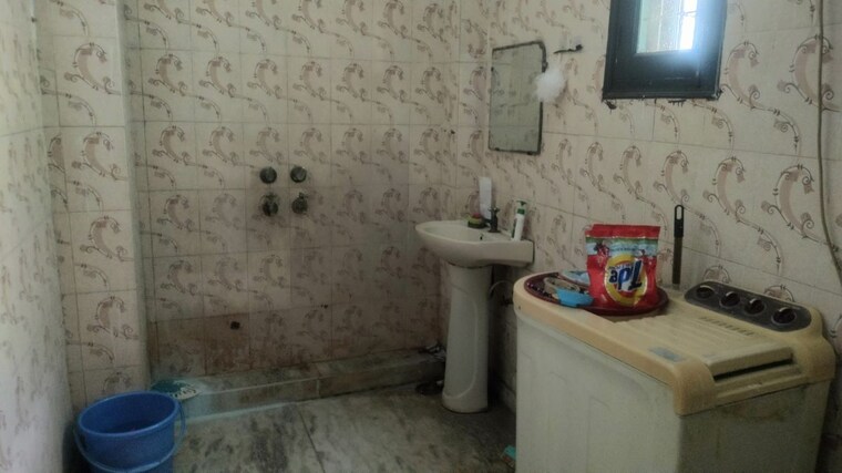 Bathroom, sector 41 2 Bedroom 150 Sq.Mt. Independent House In Sector 41 Noida 9751225