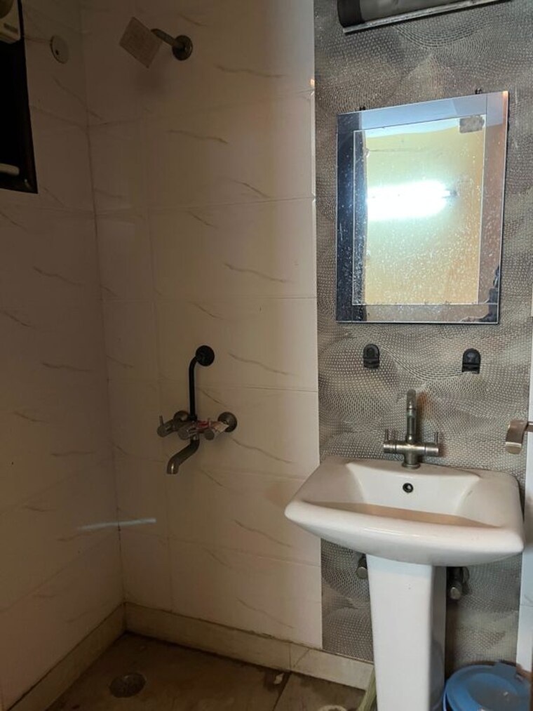 Bathroom, lajpat nagar i 2 Bedroom 900 Sq.Ft. Builder Floor In Lajpat Nagar I Delhi 9751251