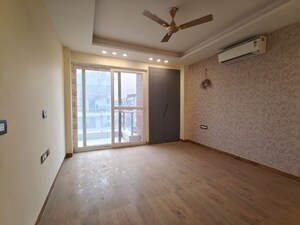 Room in 4 BHK Apartment at Aradhya Homes, Sector 67a – for Rent