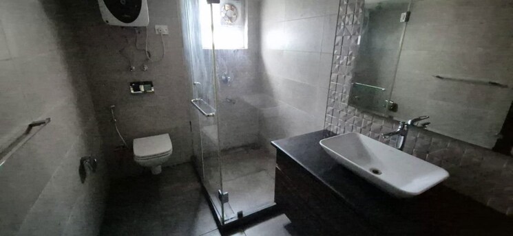 Bathroom, geetanjali enclave 3.5 Bedroom 465 Sq.Yd. Apartment In Geetanjali Enclave Delhi 9736493