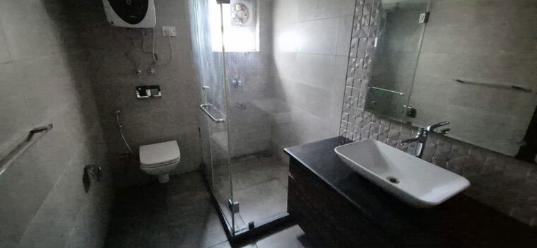 Bathroom, geetanjali enclave 3.5 Bedroom 465 Sq.Yd. Apartment In Geetanjali Enclave Delhi 9736493