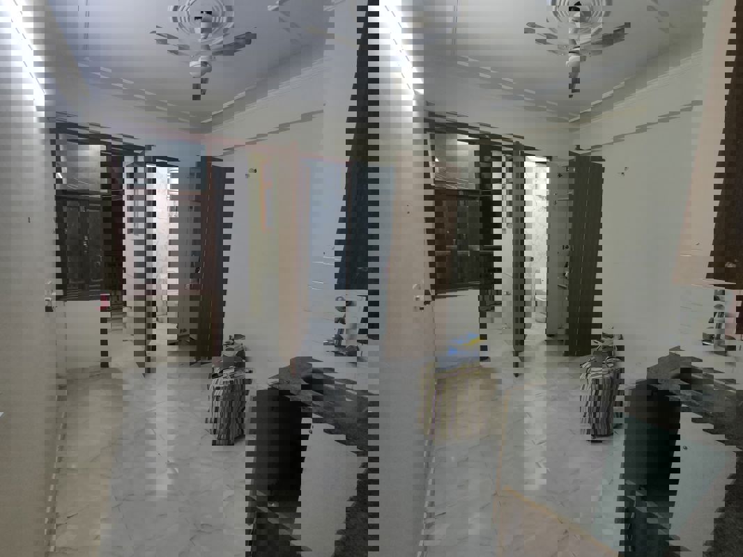 1 RkBuilder Floor For Rent in Saket