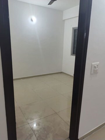 Room in 2 BHK Apartment at Shri Radha Aqua Garden, Sector 16b Greater Noida – for Rent