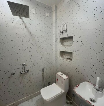 Bathroom in 5 BHK Apartment at DLF The Magnolias, Sector 42 – for Rent